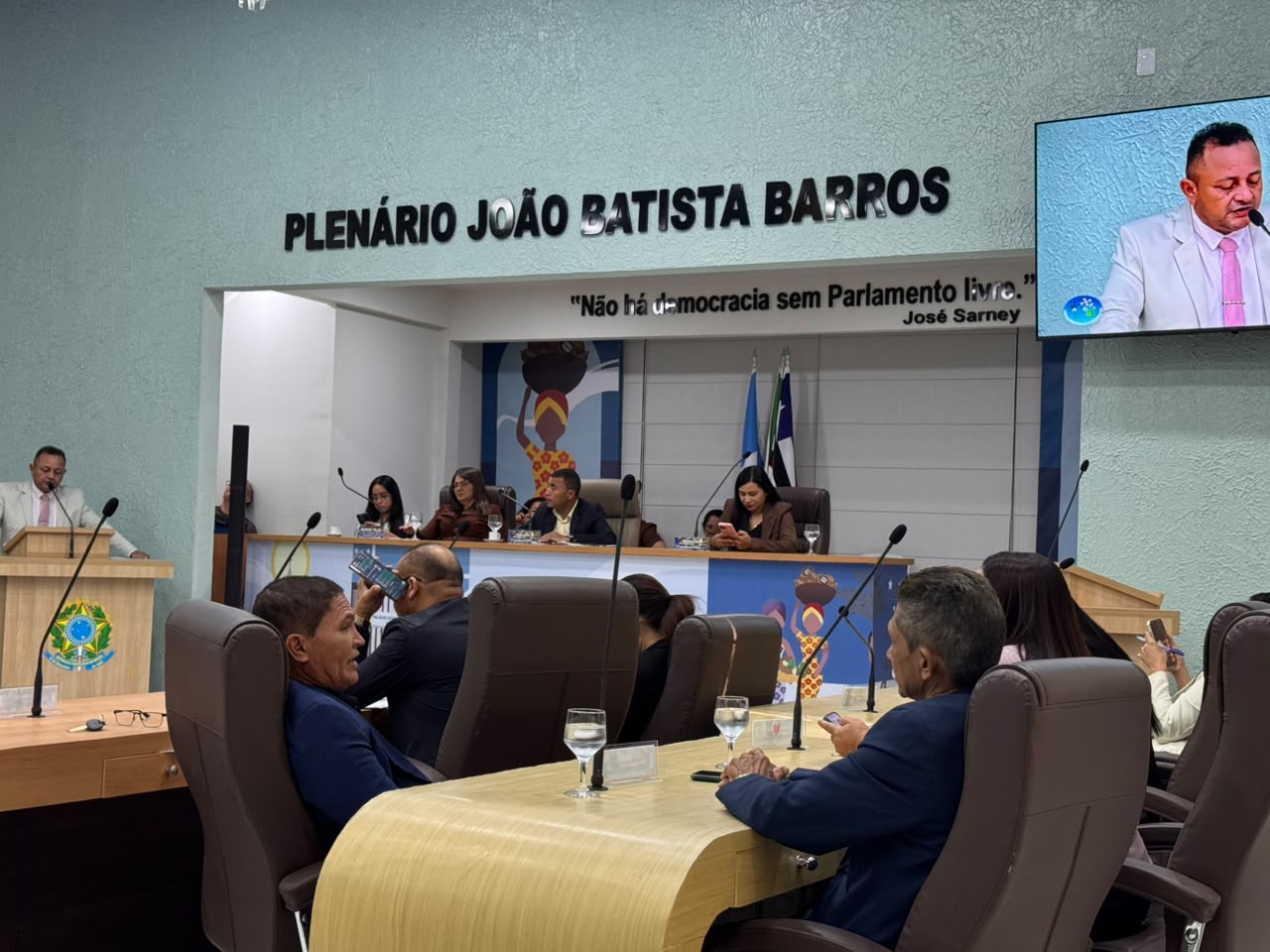 Vereadores homenageiam professores durante sessão ordinária da Câmara de Chapadinha